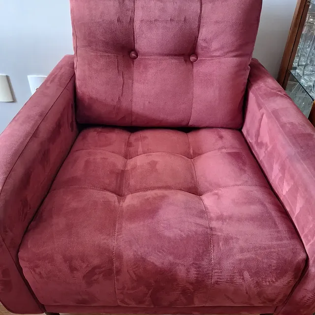Poltrona vinho de suede limpa e higienizada