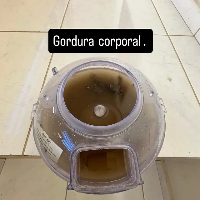 Tanque da extratora com água escura de gordura corporal removida de um estofado
