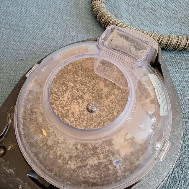 Tanque da extratora com sujeira pesada removida de um tapete