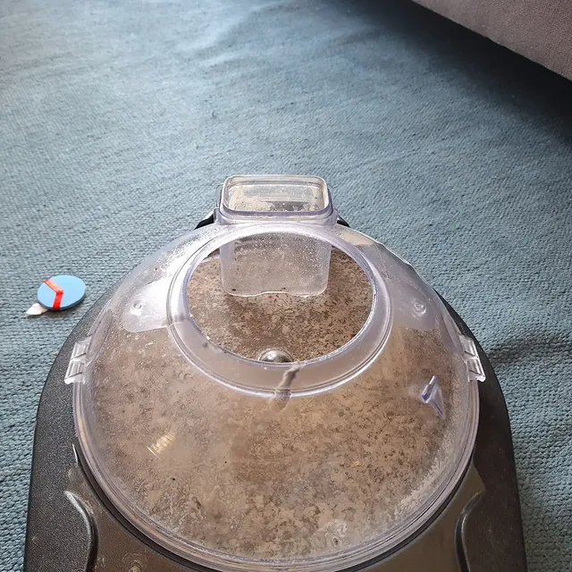 Tanque da extratora mostrando água turva extraída de carpete